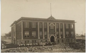ANTIQUE RPPC "ROOSEVELT SCHOOL" MEDFORD, OREGON 1911 - Picture 1 of 3