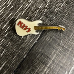 Vintage KISS Logo Guitar Gene Paul Peter Ace 80’s Enamel Pin Back Badge RARE!!! - Picture 1 of 3