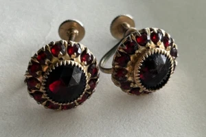 Vargas MFG Co glass "garnets" gold tone screw back vintage earrings 1945 mark - Picture 1 of 4