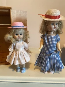 Par de Muñecas Caminantes de Plástico Duro Vogue Ginny Años 50 Ropa Pecho Strombecker - Imagen 1 de 22