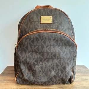 Mochila Michael Kors Monograma Cuero Marrón Herrajes Dorados Multi Bolsillo - Imagen 1 de 11