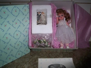 2000 Madame Alexander LITTLE PEARL BRIDESMAID 26800 8" Puppe in Box mit Ständer - Bild 1 von 9