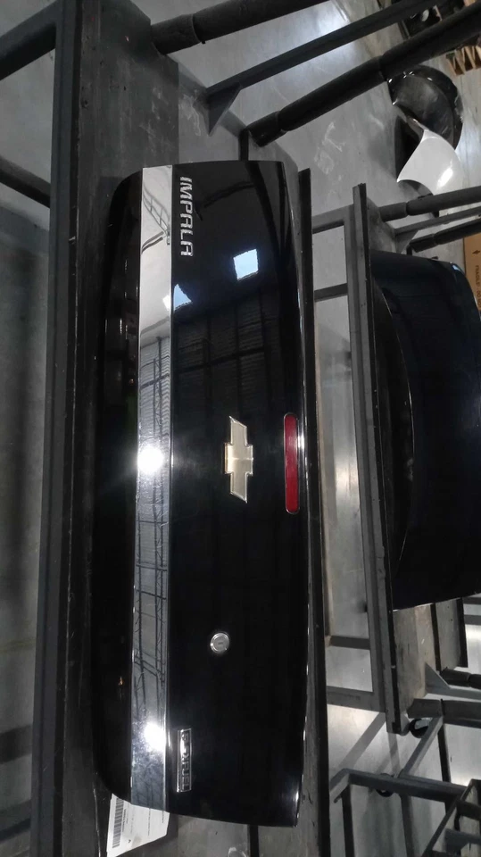 Tapa de cubierta usada se adapta a: Chevrolet Impala VIN 2009 con 4to dígito limitado sin alerón po Foto 1 de 4