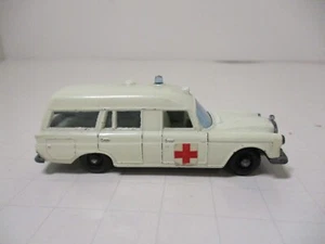 Moko Lesney Matchbox 3C V-4 Mercedes "Binz" Ambulance Original near mint w/BPW - Picture 1 of 11