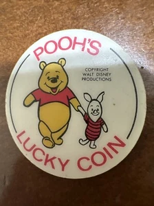 Moneda de la suerte de Pooh de plástico vintage de los 90 Walt Disney Winnie The Pooh Piglet - Imagen 1 de 2
