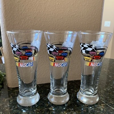 NASCAR Pilsner Pint Glass Cars and Racing Flag NASCAR Logo 7.25" Alto Foto 1 de 4