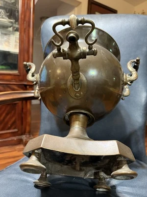 Antigua urna de agua caliente de café Samovar de latón con grifo y tapa - estilo victoriano Foto 1 de 4