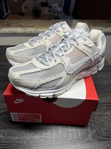 Nike Zoom Vomero 5 Men's Shoes (Light Orewood Brown/White/Metallic Platinum/Li) - Picture 1 of 9