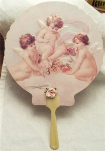 Abanico de papel de San Valentín en relieve querubines rosas borde festoneado reproducción - Imagen 1 de 3