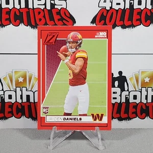 2024 Zenith Football JAYDEN DANIELS No Huddle Red Parallel RC #148 - Picture 1 of 2