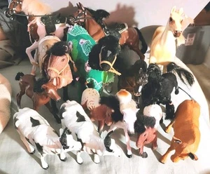 Lotto 15 Cavalli Floccati in Plastica Velluto Pony Rastrello Ruota Carriola - Foto 1 di 11