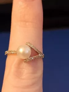 10K WHITE GOLD PEARL AND DIAMOND RING SIZE 7, 2.2G - Picture 1 of 6