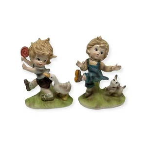 Vintage Set mit 2 handbemalten Porzellanfiguren ~ Junge & Welpe ~ Junge & Ente ~ 6 Zoll groß - Bild 1 von 13