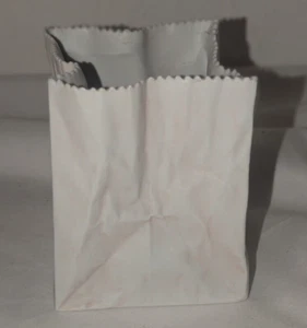 Rosenthal ? Papiertüte Mini Vase 4" hoch weiß - Bild 1 von 3