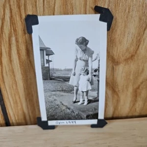 Foto De Colección 1944 Madre e Niño Pequeño Hermosa Mujer en Granja Años 40 Encontrada - Imagen 1 de 1