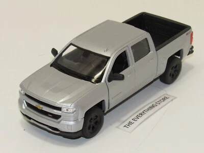Camioneta pickup Chevy Silverado Z71 2017 4 puertas 1:27 plateada metálica nueva Foto 1 de 4