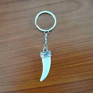 Portachiavi Ciondolo Dente di Lupo Leone Bianco Argento Tribale Amuleto Caccia - Imagen 1 de 2