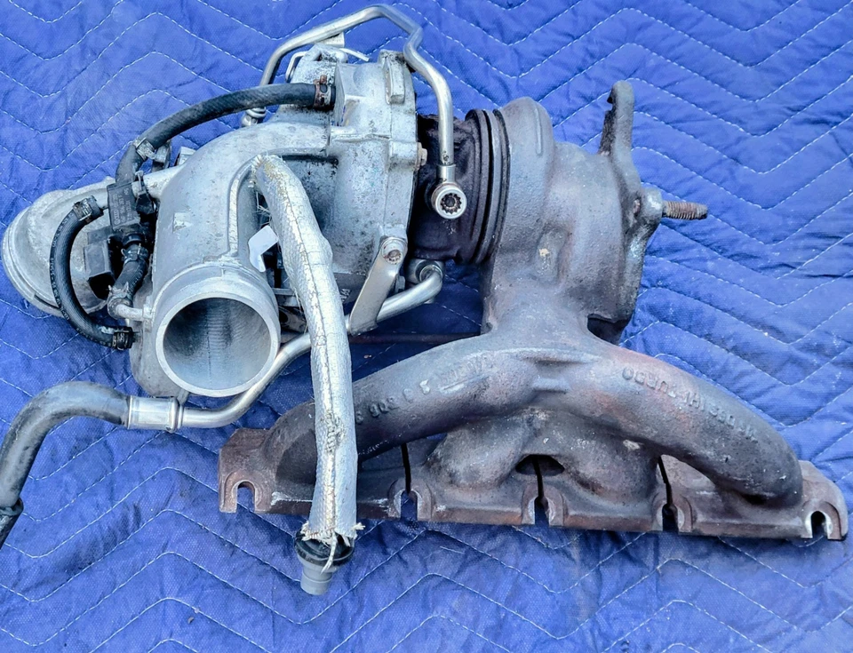 Volkswagen Tiguan CC Beetle Passat 2.0 turbocompresor y colector de escape código CCTA Foto 1 de 4