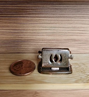 Miniatura vintage para casa de muñecas de metal TOOTSIE TOY - RARA tostadora de cobre, se abre Foto 1 de 4