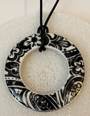 Collar Largo Colgante Brighton Casablanca Azulejo Blanco Negro Cordón Distintivo Foto 1 de 4