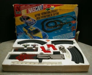 1991 ENSEMBLE DE VOITURES À SOUS LIFE LIKE NASCAR DAYTONA INTERNATIONAL SPEEDWAY TRACKERS - Photo 1/12