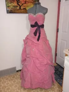 Unique prom dress size 4  Pink color, beaded with purple ribbon. - Picture 1 of 1