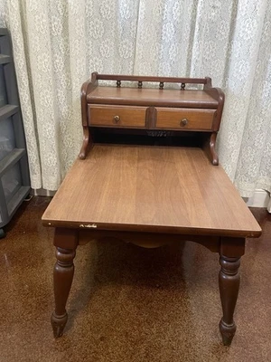 Mesita de noche moderna de madera de arce Mersman Mid Century Formica Foto 1 de 4