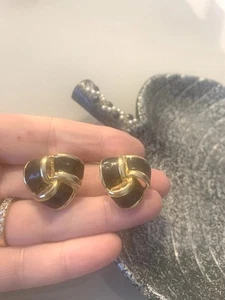 Orecchini Vintage AK Anne Klein Clip Smalto Nero Oro Nastro Nodo Classico - Foto 1 di 4