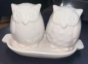 Salero y pimentero de cerámica de búho blanco hojas de acebo y bayas con plato - Imagen 1 de 6