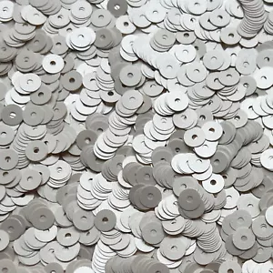 Lentejuelas planas de 5 mm gris opaco perla satinada agujero mediano hecho en EE. UU. - Imagen 1 de 1