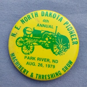 1979 N.E North Dakota Pioneer Park River ND Machinery Threshing 2 1/4" Button - Imagen 1 de 2