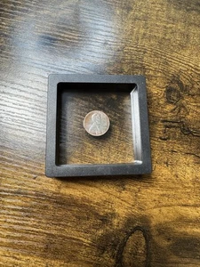 1990 No Mint Mark | Discoloration | Circulated Error Penny In Floating Display - Picture 1 of 5