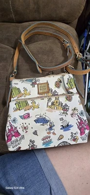 Bolso de mano Dooney & Bourke Disney Parques Mickey Minnie Castle Café Bandolera Foto 1 de 4