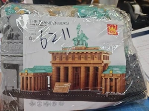 Original Authentic The Brandenburg Gate Building Block Set 1552 pcs 6211 - Picture 1 of 4