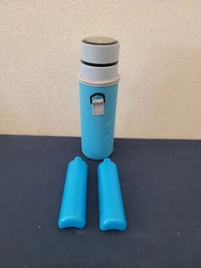 Isolierflasche mit Gefrierstäbchen (blau) - NEU - Bild 1 von 3