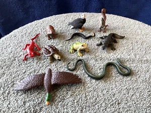 JUEGO DE DIEZ JUGUETES DE ANIMALES SALVAJES; castor, tortuga, rana, pato, águila, salamandra, nutria - Imagen 1 de 3