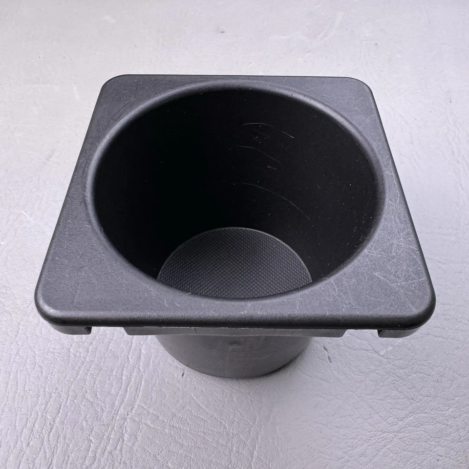 Центральная консоль Toyota Prius V 2012-2017 годов выпуска нижний выдвижной подстаканник вставной изготовитель оборудования - Изображение 1 из 4