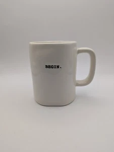 Tazza Font Macchina da Scrivere Rae Dunn Begin di Magenta Collezione Artigianale Bianco Latte - Foto 1 di 7