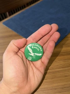 Vintage Philadelphia Eagles Kelly Green 1960s NFL Football Pinback/Button - Picture 1 of 2