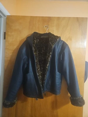 Chaqueta KC Collection Rev LTHR con Capucha Talla L Negra Forrada de Piel Sintética Usada Buen Estado Foto 1 de 4