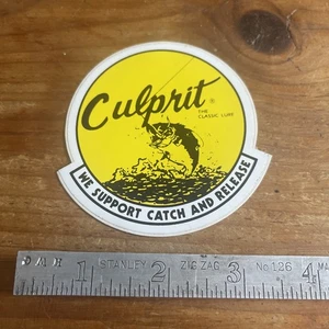 "Señuelo de pesca de lubina gusano clásico culpable de 3,5"" calcomanía emblema pegatina nuevo de stock" - Imagen 1 de 2