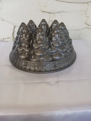 Nordic Ware Holiday Tree Bundt Kuchenform Form Weihnachtsbaum Aluminiumguss 10 Tassen - Bild 1 von 4