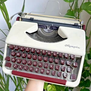 Vintage Working Olympia Splendid 33 Typewriter Portable Cream with Red Keys/Case - Picture 1 of 13