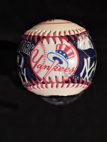 MLB Rawlings BASEBALL WITH QUARTZ CLOCK NEW YORK YANKEES  2005 Cover