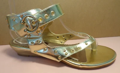 Forever💗Sandalia para mujer con hebilla metálica tachonada dorada 1 1/4 tacón de cuña💗Talla 7,5 Foto 1 de 4