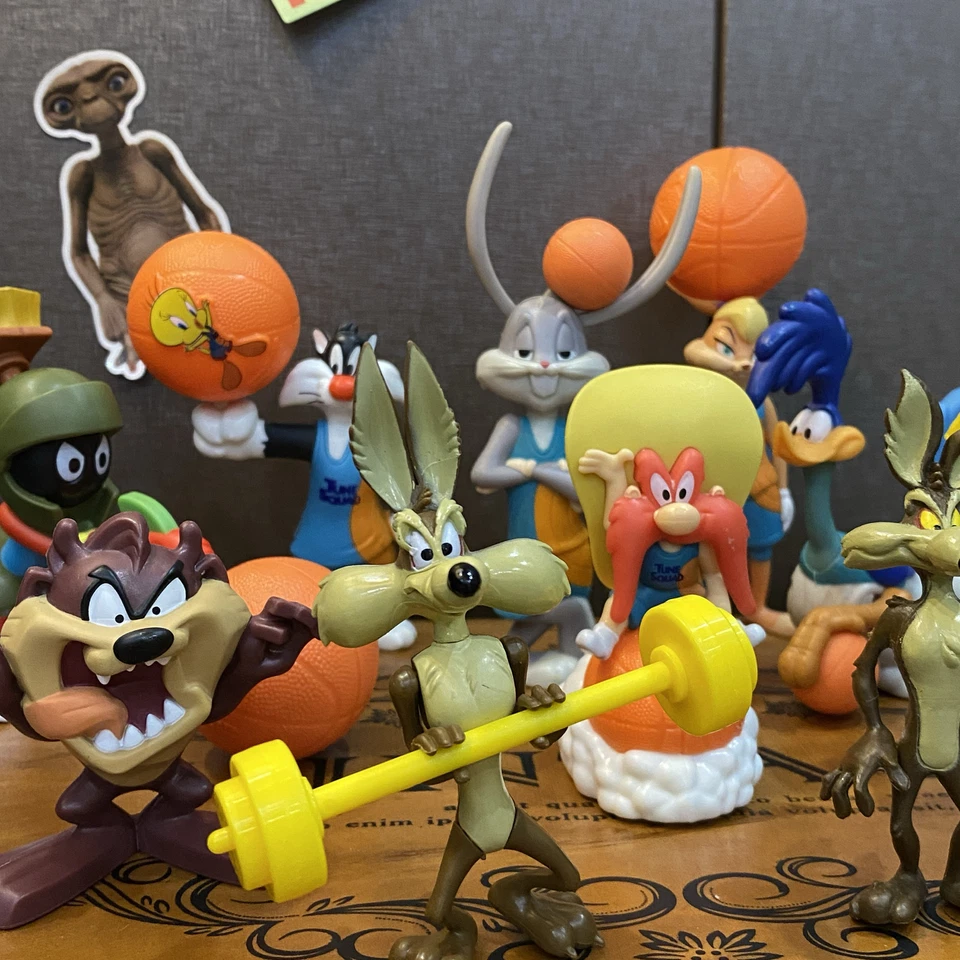 Looney Tunes Tunes Bugs Bunny Daffy Duck Sylvester Tweety Collectible Mini Toy - Image 1 of 1