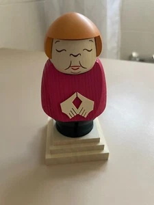 Seiffener Volkskunst Bundeskanzlerin Merkel Räucherfigur rosa Blazer - neu - Bild 1 von 4