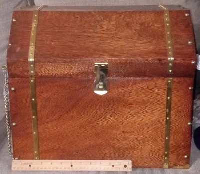 Baúl de tesoro de madera maciza vintage pesado ₩ detalles de latón y estante extraíble Foto 1 de 4