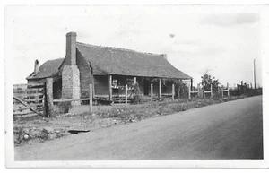 Foto vintage de 1929 Tennesse casa de campo en el camino blanco y negro brillante - Imagen 1 de 2