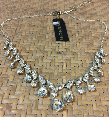 Collana dichiarazione Givenchy a forma di pera impreziosita da cristalli.